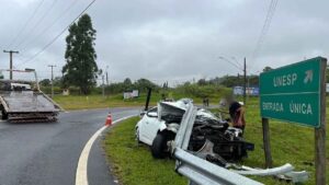 Carro bate em defensa metálica de rodovia e fica destruído, em Botucatu