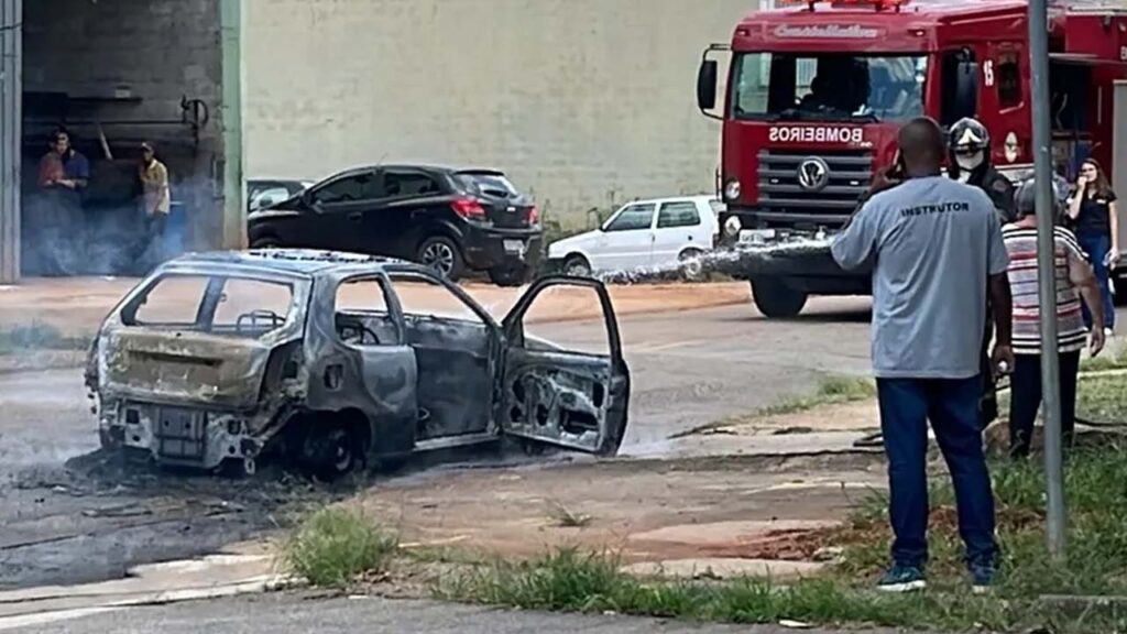 Carro de autoescola pega fogo durante aula em Sorocaba 1