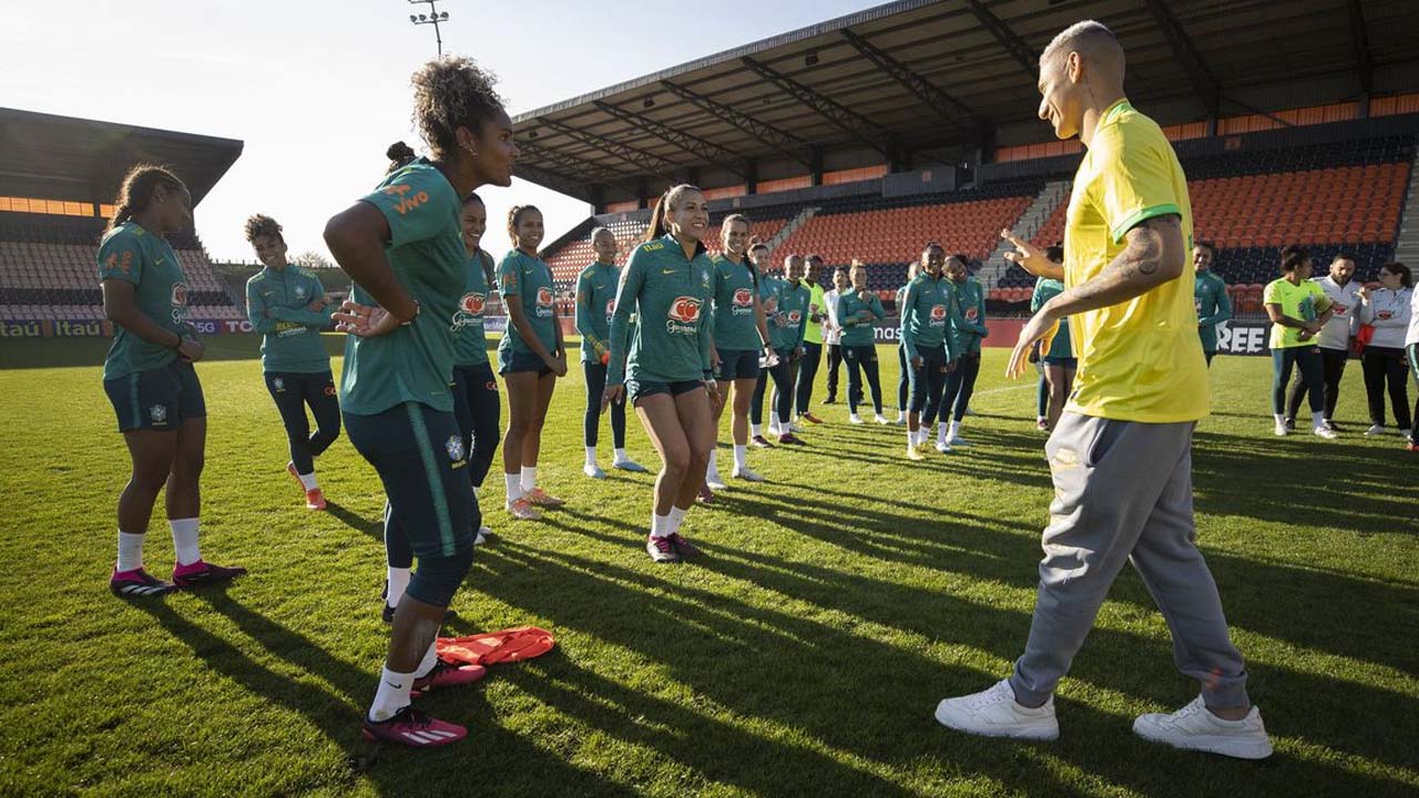 Com time completo, seleção feminina treina com apoio de Richarlison