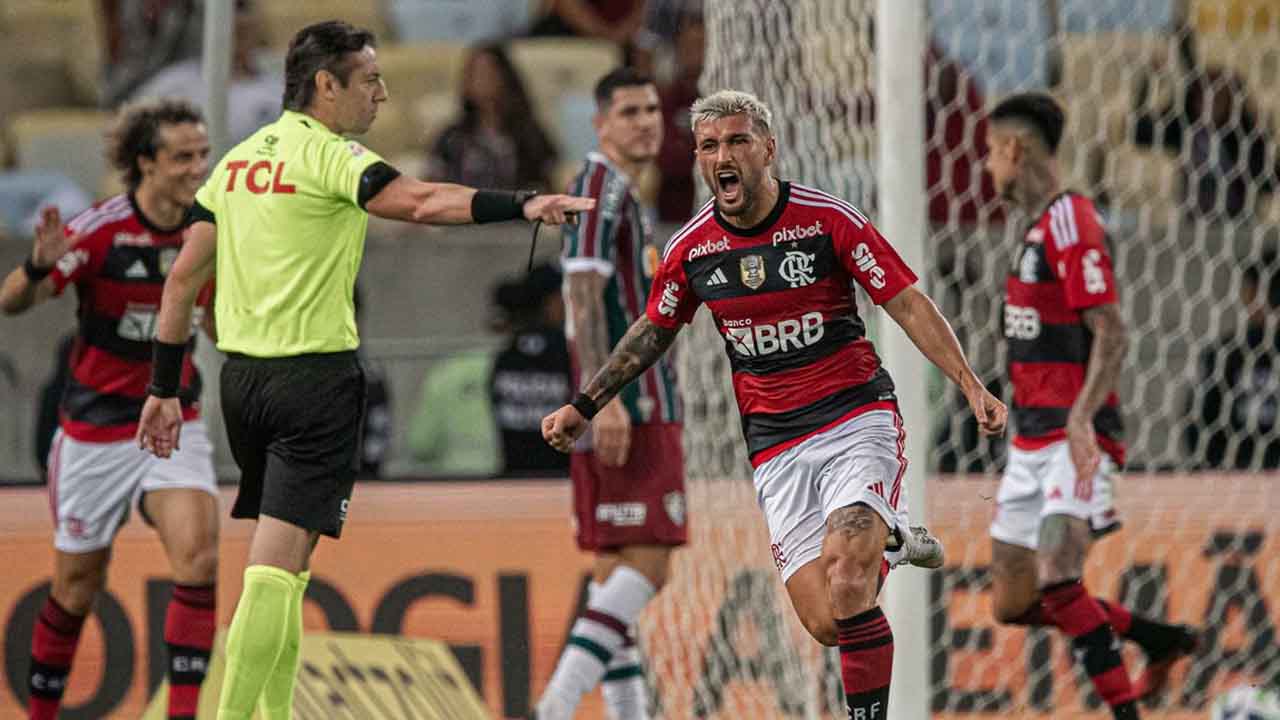 Flamengo bate Fluminense para seguir vivo na Copa do Brasil