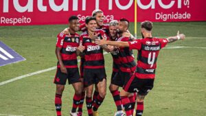 Flamengo espanta má fase e vence Coritiba na estreia do Brasileirão