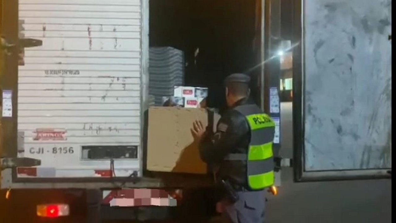 Polícia Rodoviária prende dupla que contrabandeava 50 mil maços de cigarros em Avaré