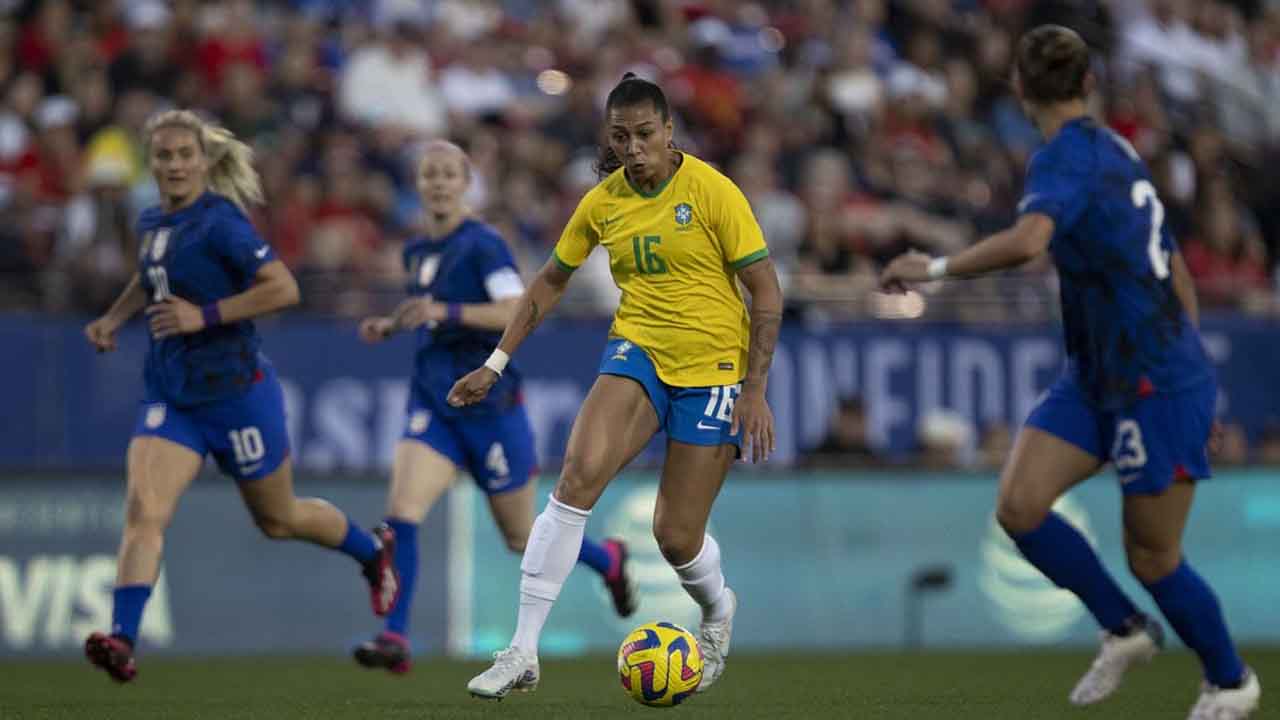 Seleção feminina joga bem, mas perde de 2 a 1 para os Estados Unidos