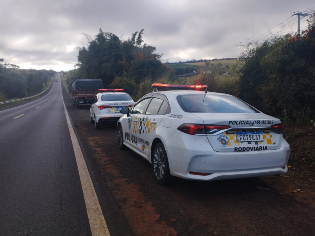 Policia apreende 240 mil macos de cigarros contrabandeados em Sao Manuel