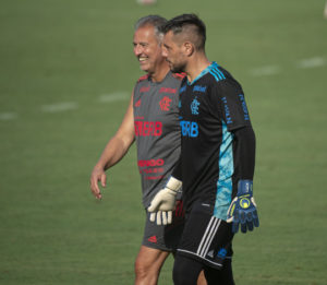 Preparador de goleiros do Mengão, Paulo Grilo rasga elogios a Diego Alves e Hugo Souza